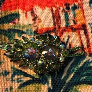 Beautiful and very collectible Juliana Brooch